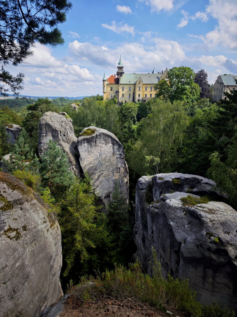 Felsenstadt Hrubá Skála mit dem gleichnamigen Schloss